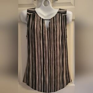 Torrid sleeveless v neck sleeveless top size 00 (M/10)